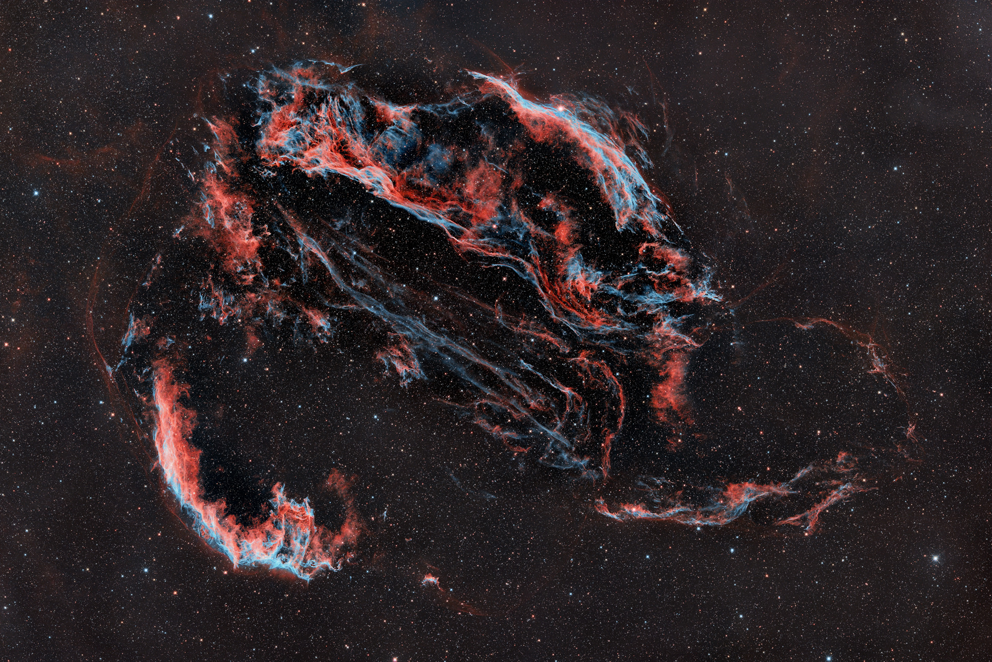 Der Cygnusbogen NGC 6960 ist ein Supernova-Überrest im Sternbild Schwan. Er erstreckt sich über einen Himmelsausschnitt von ungefähr drei Grad. Der Vorläuferstern hatte vermutlich die 12 bis 15fache Masse unserer Sonne.